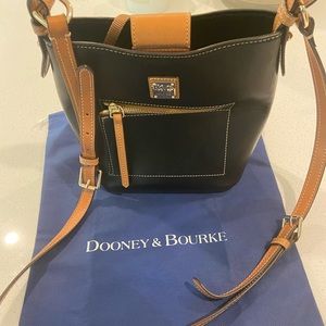 1975 EUC D&B Crossbody Smooth Black Leather with Magnetic Clasp